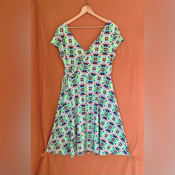 Dressbarn Green and White Sleeveless V-Neck Sundress - Picture 2 of 13